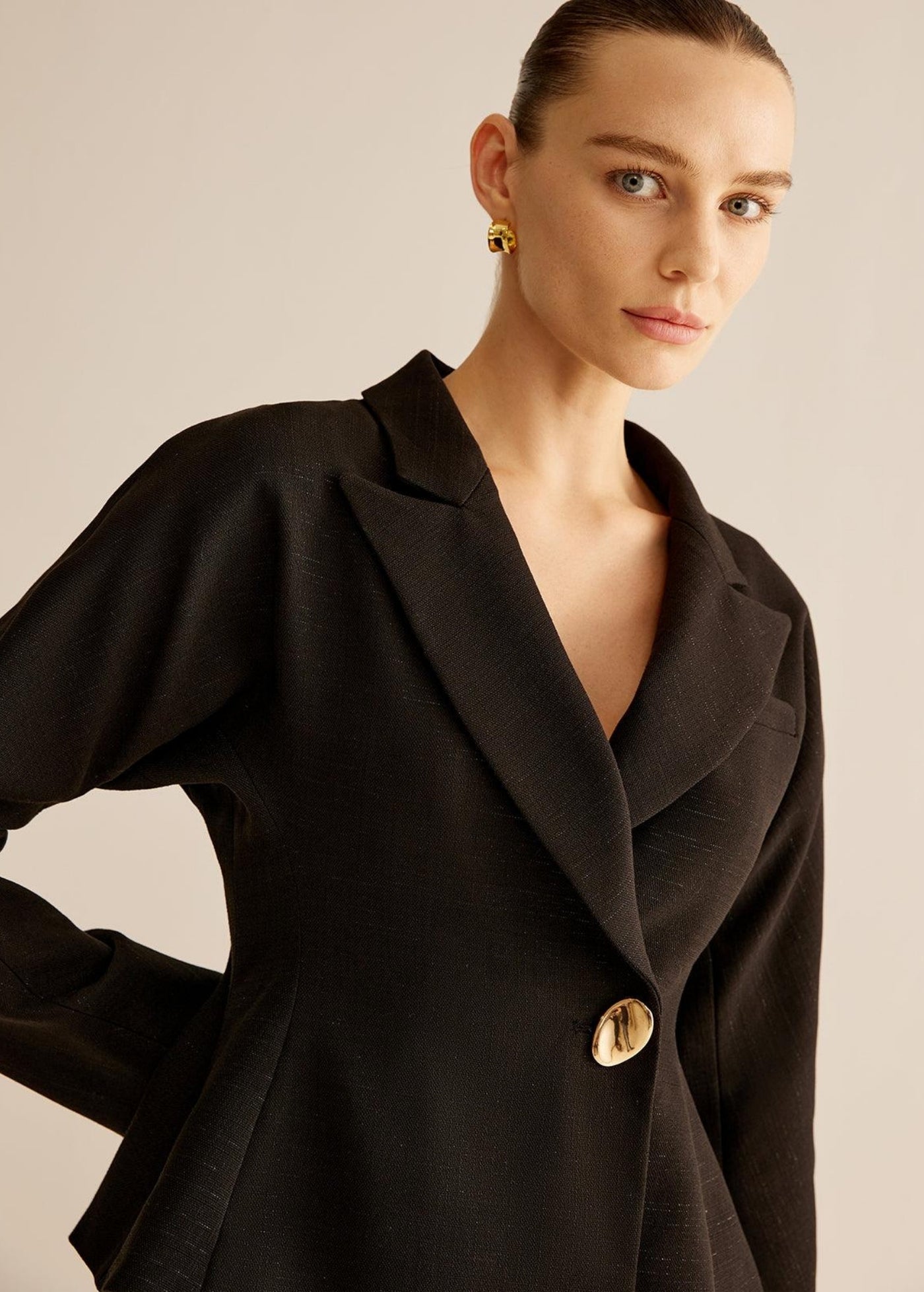 Paris | Fitted Blazer with Notched Lapels & Shiny Gold Buttons