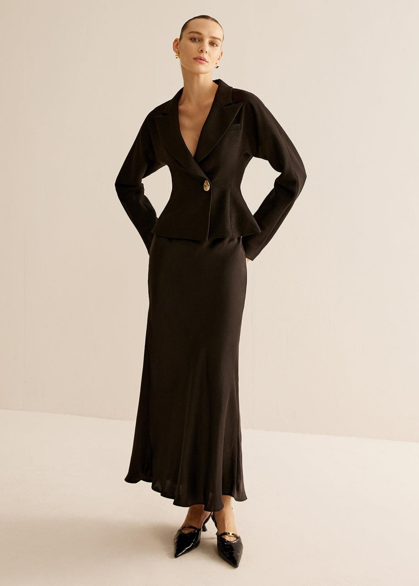 Paris | Fitted Blazer with Notched Lapels & Shiny Gold Buttons